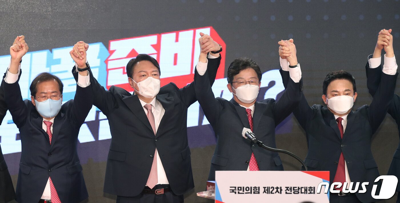 본문 이미지 - 국민의힘 20대 대통령 후보로 당선된 윤석열 전 검찰총장이 5일 오후 서울 용산구 백범김구기념관에서 열린 '국민의힘 제2차 전당대회'에서 손을 들어 인사하고 있다. 왼쪽부터 홍준표 후보, 윤석열 당선자, 유승민 후보, 원희룡 후보, 2021.11.5/뉴스1 ⓒ News1 오대일 기자