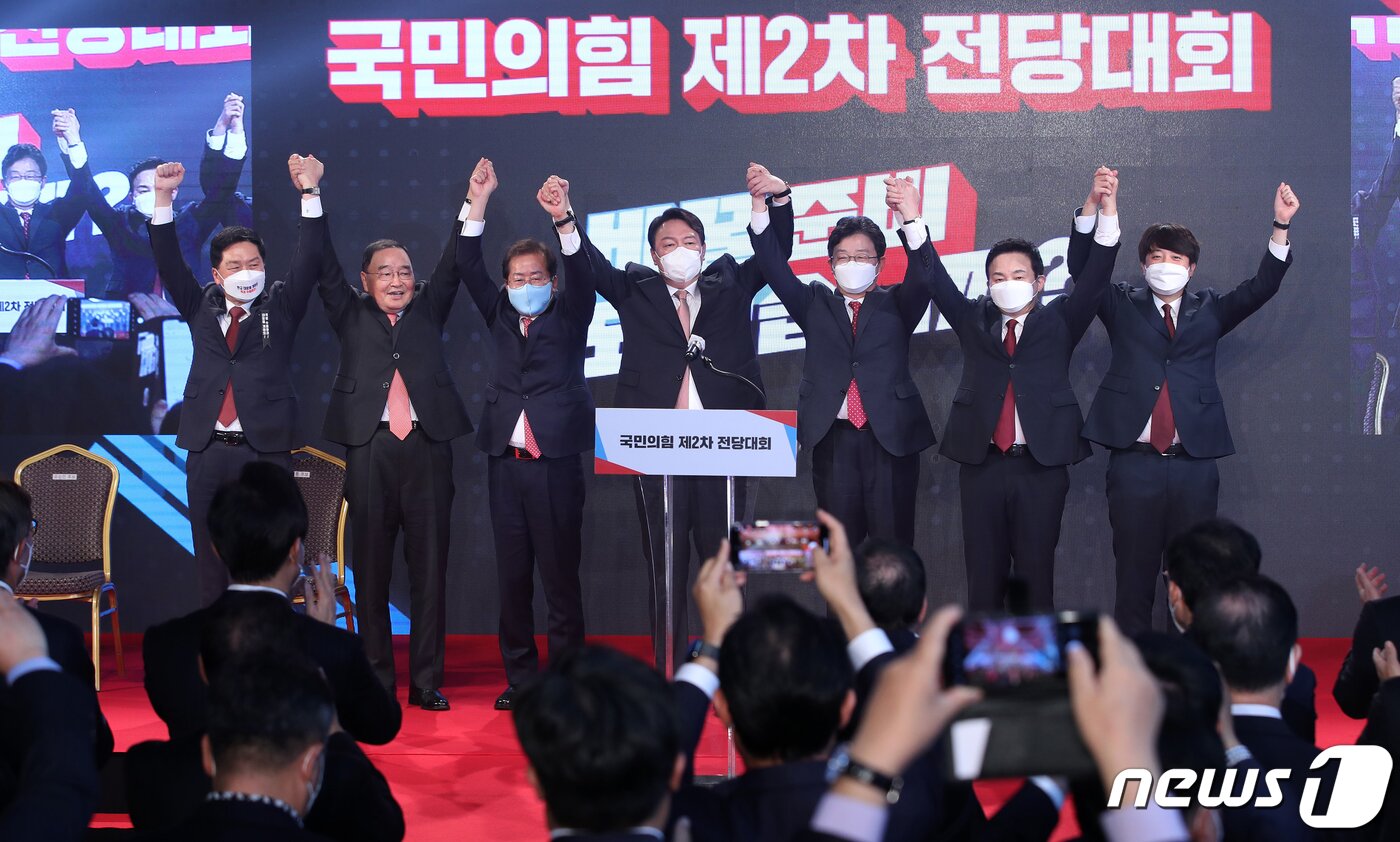 본문 이미지 - 윤석열 국민의힘 대선 경선 후보가 5일 오후 서울 용산구 백범김구기념관에서 열린 제2차 전당대회에서 당 대선 후보에 최종 선출된 후 경선 주자들과 손을 맞잡은 채 인사하고 있다. 2021.11.5/뉴스1 ⓒ News1 오대일 기자