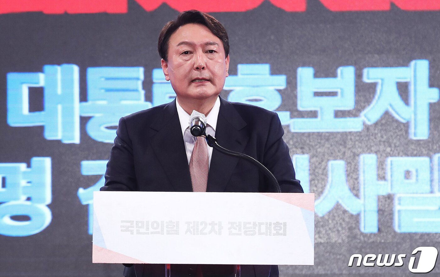 본문 이미지 - 윤석열 국민의힘 대통령 후보가 5일 오후 서울 용산구 백범김구기념관에서 열린 제2차 전당대회에서 당 대선 후보에 최종 선출된 후 수락연설을 하고 있다. 2021.11.5/뉴스1 ⓒ News1 오대일 기자