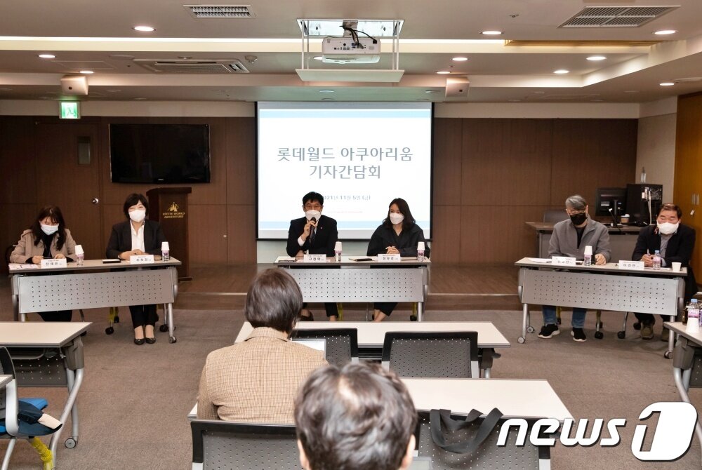 본문 이미지 - 롯데월드 아쿠아리움은 5일 서울 송파구 롯데월드 웰빙센터에서 벨루가 방류와 관련한 기자간담회를 열었다.(롯데월드 제공) ⓒ 뉴스1