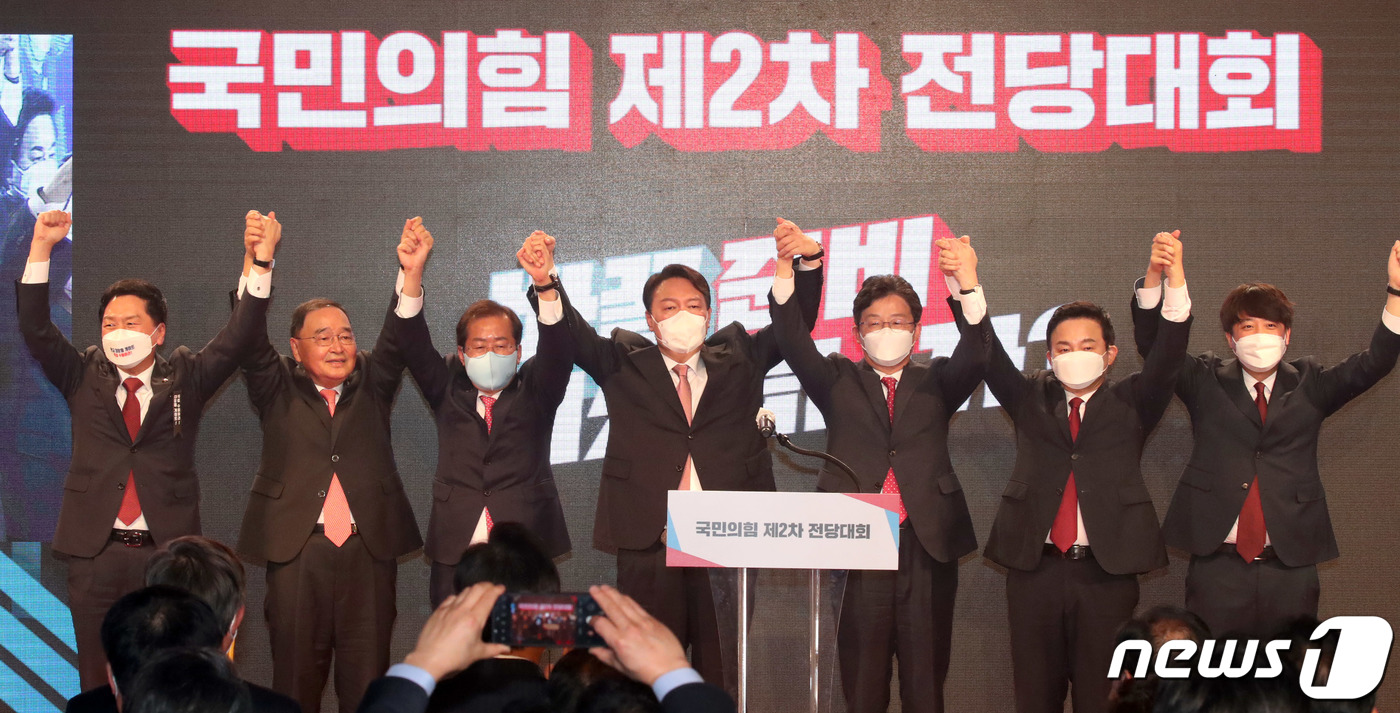(서울=뉴스1) 오대일 기자 = 국민의힘 20대 대통령 후보로 당선된 윤석열 전 검찰총장이 5일 오후 서울 용산구 백범김구기념관에서 열린 '국민의힘 제2차 전당대회'에서 손을 번쩍 …