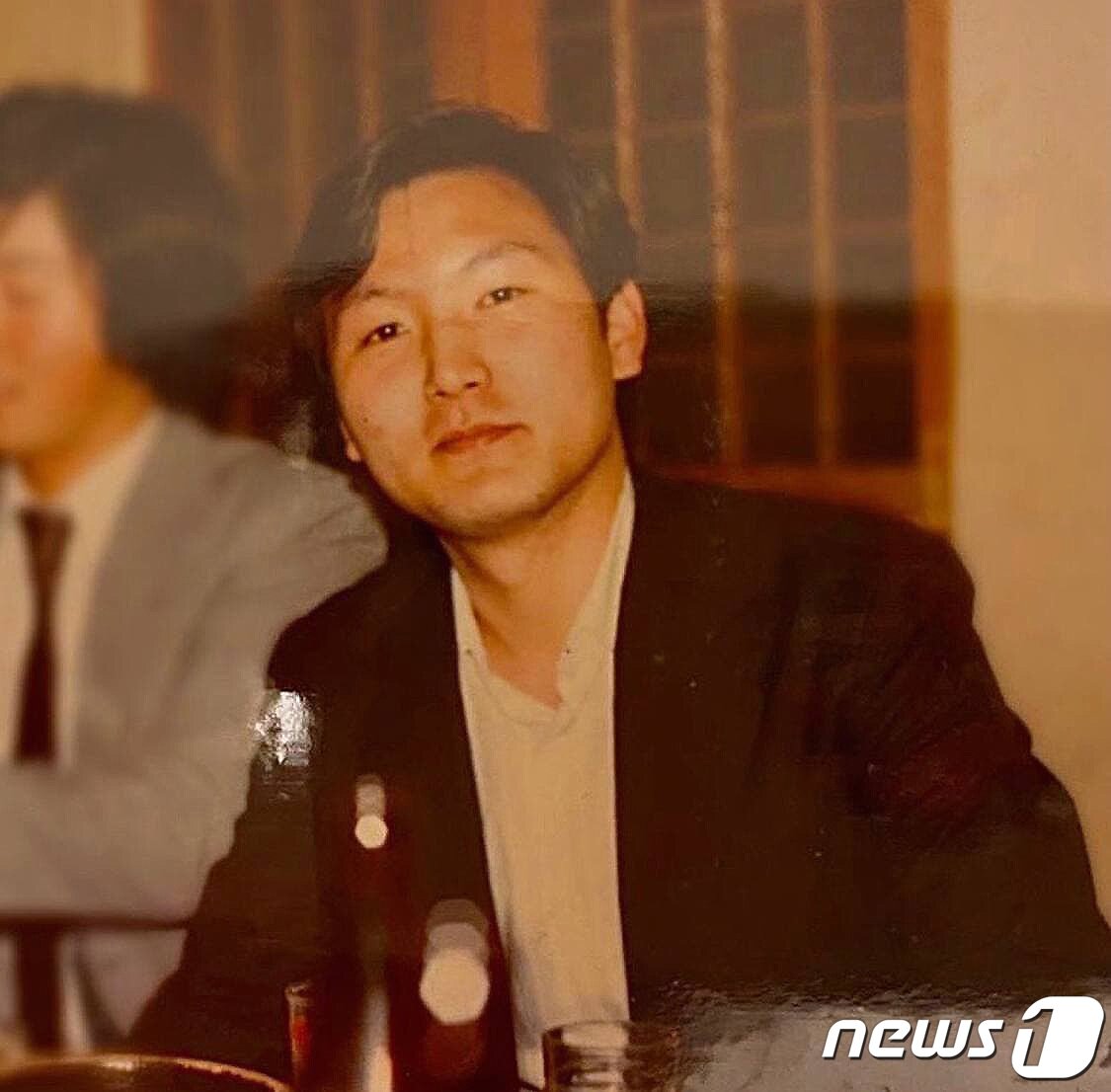 본문 이미지 - 윤석열 국민의힘 대통령 후보가 제20대 대한민국 대통령에 당선됐다. '정의와 공정'을 앞세운 윤 당선인은 앞으로 5년간 대한민국의 국정을 수행하게 된다.  윤 당선인의 대학시절 모습. (국민의힘 제공) 2021.11.5/뉴스1