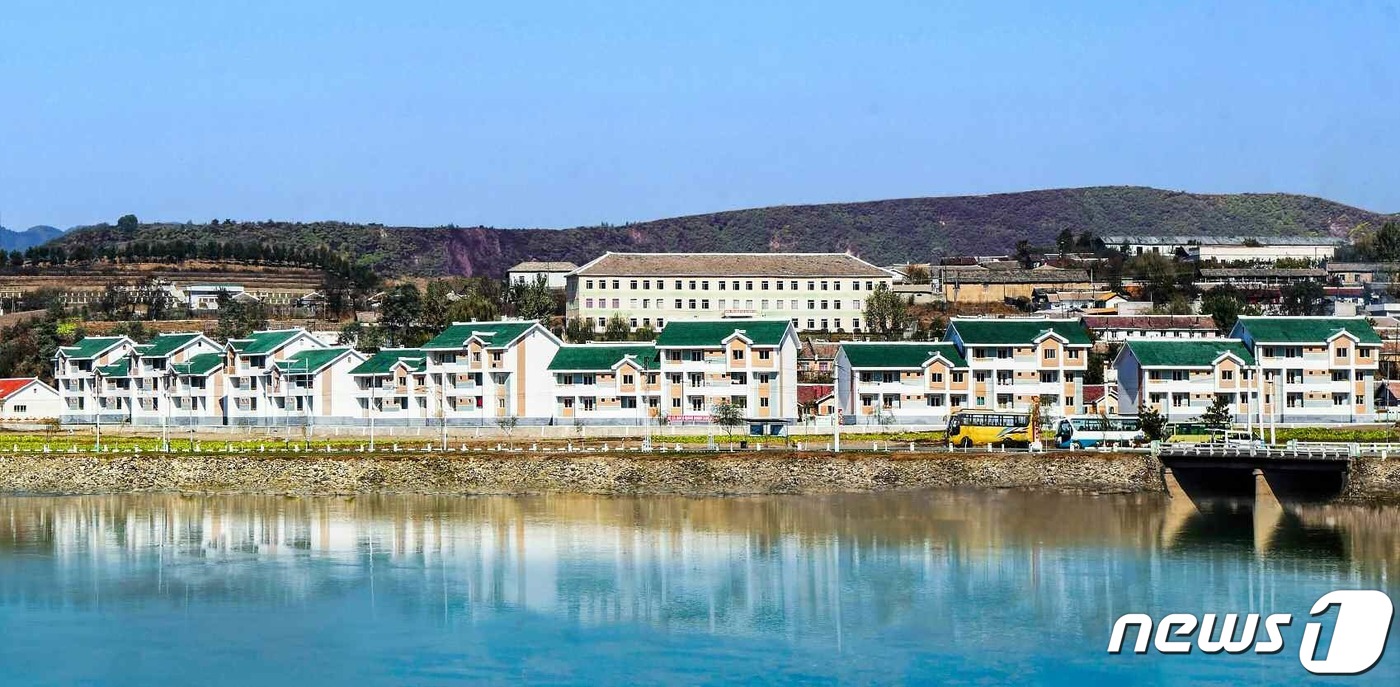 (평양 노동신문=뉴스1) = 북한 조선노동당 기관지 노동신문은 6일 "자강도에서 강계시 공귀동지구에 200세대의 살림집(주택)을 새로 일떠세웠다"고 보도했다. 신문은 "새 마을은 …