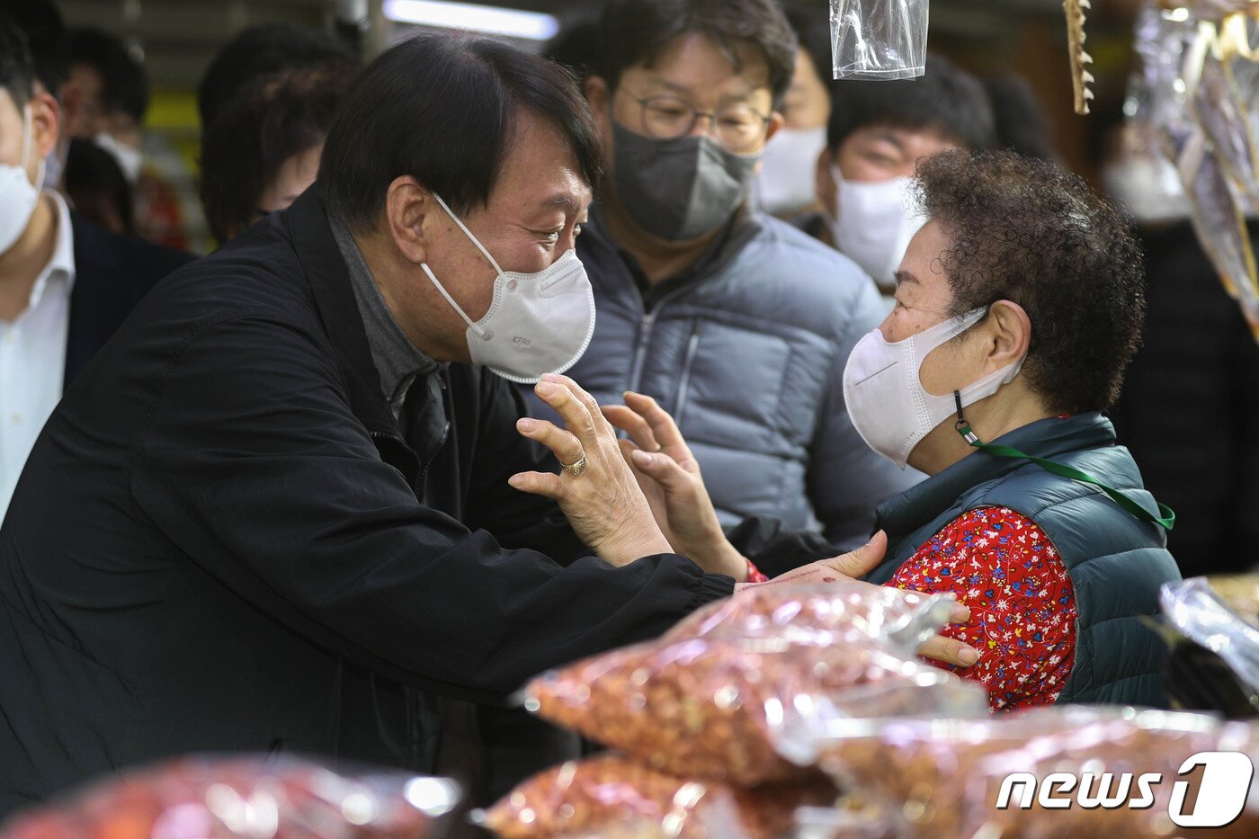 본문 이미지 - 윤석열 국민의힘 대선후보가 6일 오전 서울 송파구 가락농수산물종합도매시장 건어물 상점을 찾아 상인들과 대화를 나누고 있다. 2021.11.6/뉴스1 ⓒ News1 성동훈 기자