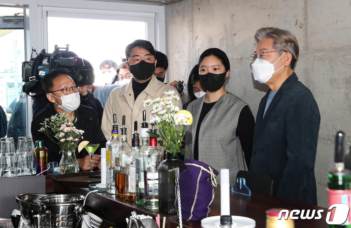 (서울=뉴스1) 성동훈 기자 = 이재명 더불어민주당 대선후보가 6일 오전 서울 동대문구 청년주택 '장안생활'을 방문해 내부를 살펴보고 있다. 2021.11.6/뉴스1