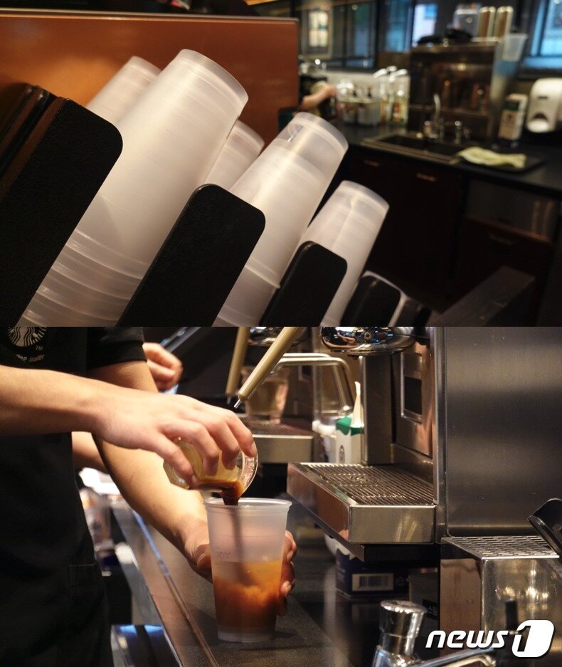 본문 이미지 - 6일 오전 서울 중구의 한 스타벅스에 일회용 종이컵과 플라스틱컵 대신 다회용컵(리유저블컵)이 놓여있다.(위) '일회용컵 없는 에코 매장'에서는 1000원 환급금을 내야 이 컵에 음료를 담아 테이크아웃할 수 있다. 한 바리스타가 다회용컵에 커피를 제조하고 있다. 2021.11.6/뉴스1 ⓒ 뉴스1 황덕현 기자