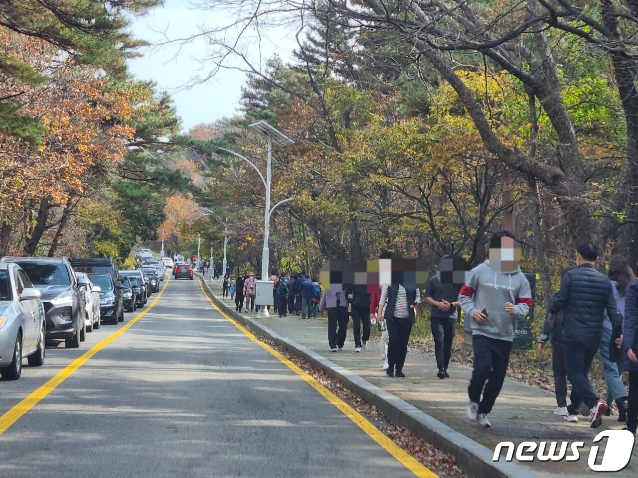 본문 이미지 - 강원 속초 설악산국립공원 설악동지구에 단풍을 즐기러 온 관광객들(뉴스1 DB)