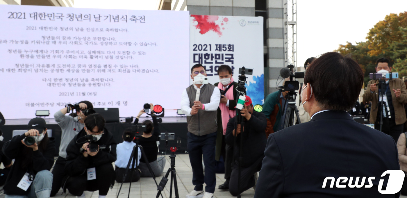 (서울=뉴스1) 김명섭 기자 = 윤석열 국민의힘 대선 후보가  6일 오후 서울  송파구 올림픽공원 평화의광장에서 열린 2021 대한민국 청년의날 행사에서 이재명 더불어민주당 대선 …