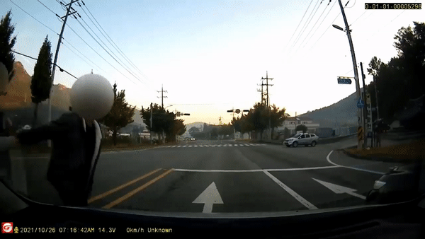 본문 이미지 - 상향등을 켰다는 이유르 피해 차주(왼쪽)에게 15분 동안 보복 운전을 한 가해 차주(오른쪽). (유튜브 '한문철 TV' 갈무리) ⓒ 뉴스1