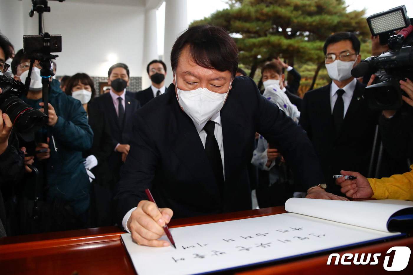 (서울=뉴스1) 민경석 기자 = 윤석열 국민의힘 대선 후보가 8일 오전 서울 동작구 국립서울현충원을 찾아 참배를 마친 뒤 방명록을 작성하고 있다. 2021.11.8/뉴스1