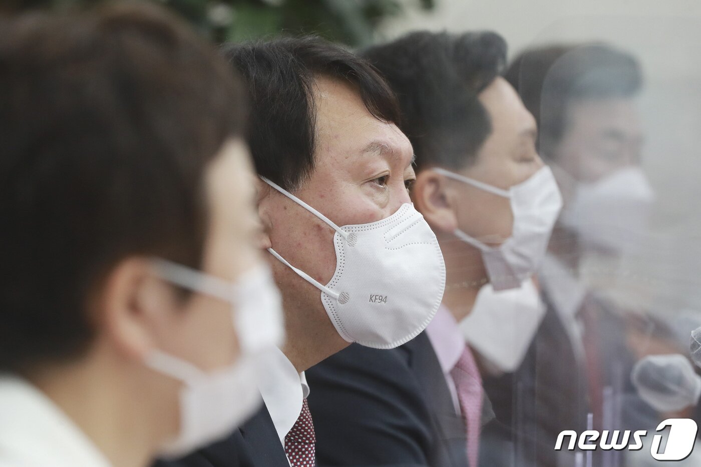 본문 이미지 - 윤석열 국민의힘 대선후보(왼쪽 두 번째)가 8일 오전 서울 여의도 국회에서 열린 최고위원회의에서 모두발언을 하고 있다. 2021.11.8/뉴스1 ⓒ News1 이동해 기자