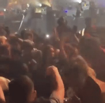 본문 이미지 - 지난 6일(현지시간) 미국 텍사스주 휴스턴에서 열린 아스트로월드 페스티벌 사고 현장. (트위터 갈무리) ⓒ 뉴스1