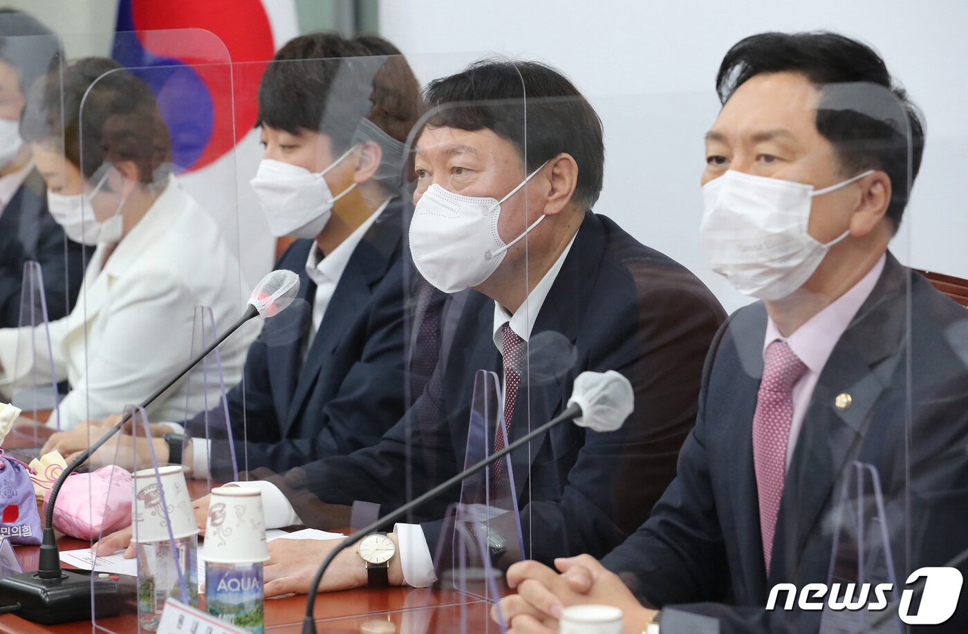 본문 이미지 - 윤석열 국민의힘 대선후보가 8일 오전 서울 여의도 국회에서 열린 최고위원회의에서 모두발언을 하고 있다. 2021.11.8/뉴스1 ⓒ News1 이동해 기자