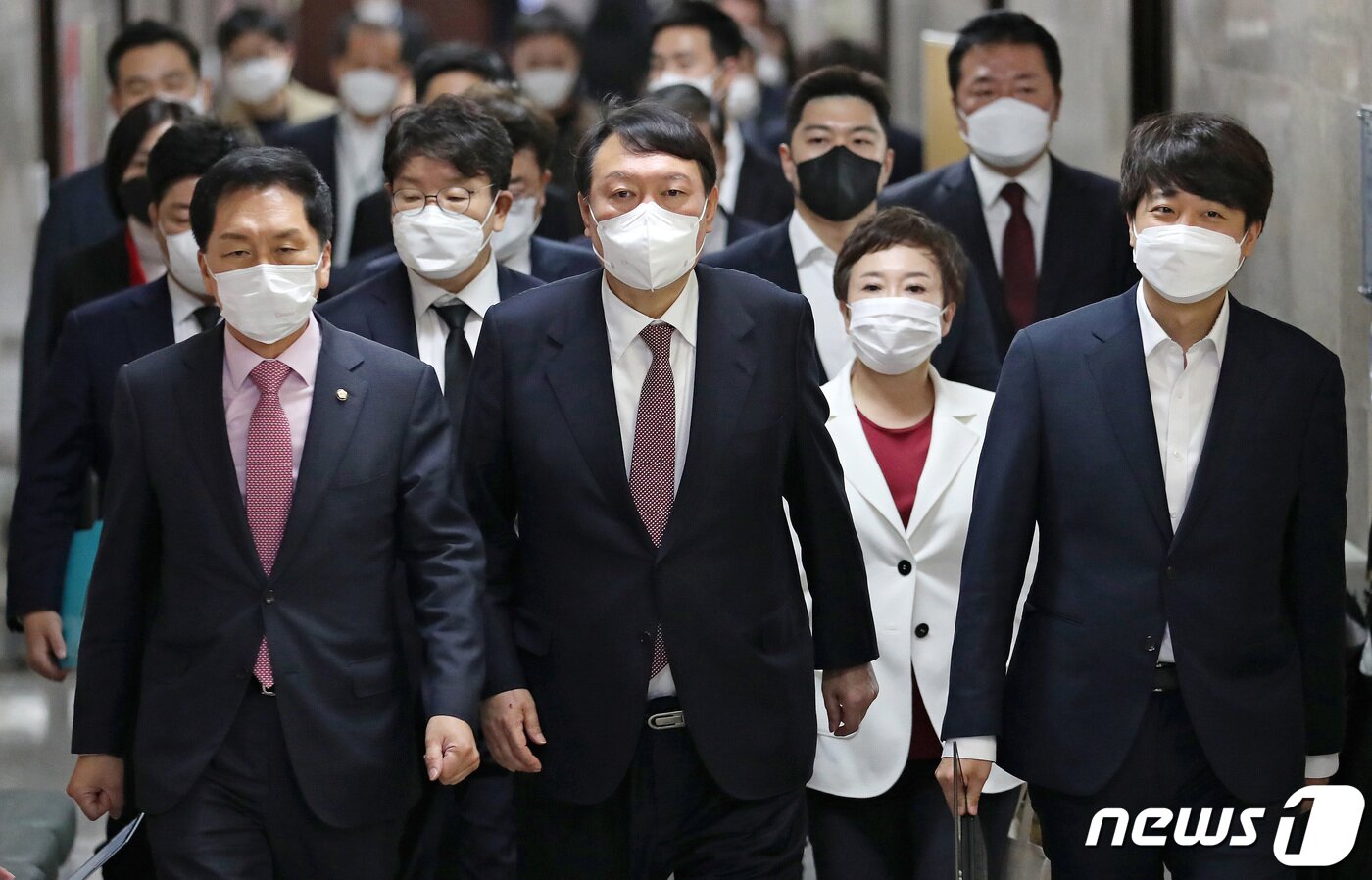 본문 이미지 - 이준석 국민의힘 대표(오른쪽부터)와 윤석열 대선후보, 김기현 원내대표가 8일 오전 서울 여의도 국회에서 열린 최고위원회의에 참석하고 있다. 2021.11.8/뉴스1 ⓒ News1 이동해 기자