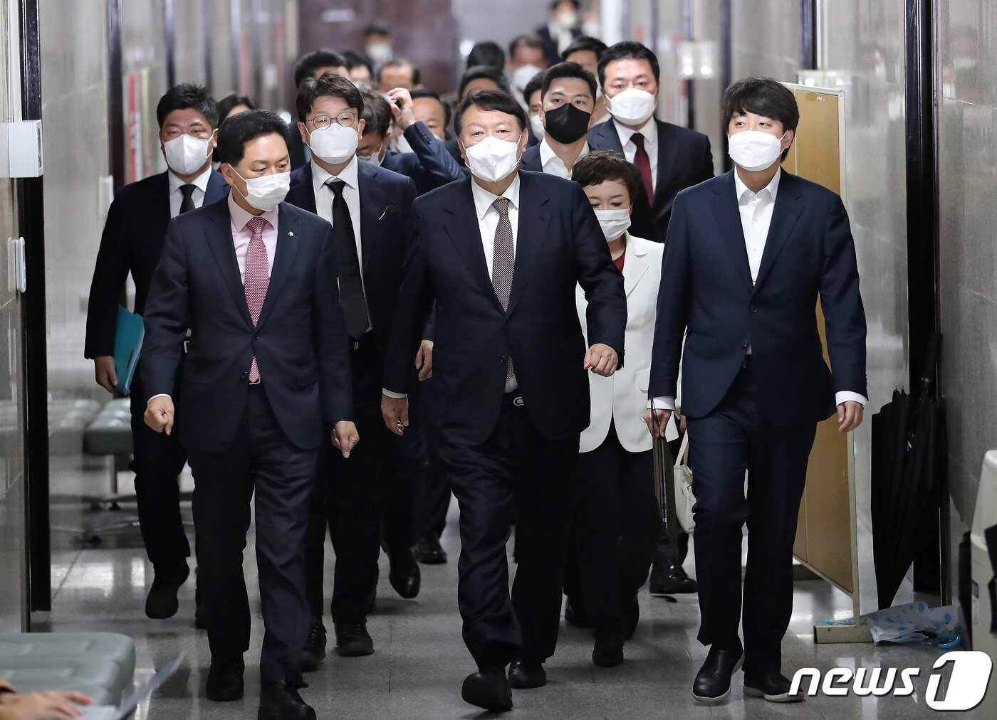 본문 이미지 - 이준석 국민의힘 대표(오른쪽부터)와 윤석열 대선후보, 김기현 원내대표가 8일 오전 서울 여의도 국회에서 열린 최고위원회의에 참석하고 있다. 2021.11.8/뉴스1 ⓒ News1 이동해 기자