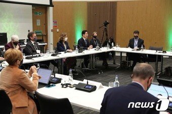본문 이미지 - 글래스고 현장에는 양 지사와 니콜라 스터전 스코틀랜드 자치정부 수반, 제이 인슬리 미국 워싱턴주지사 등 260개 지방정부 대표와 중앙정부 각료 등이 참석했다.(충남도 제공).ⓒ 뉴스1