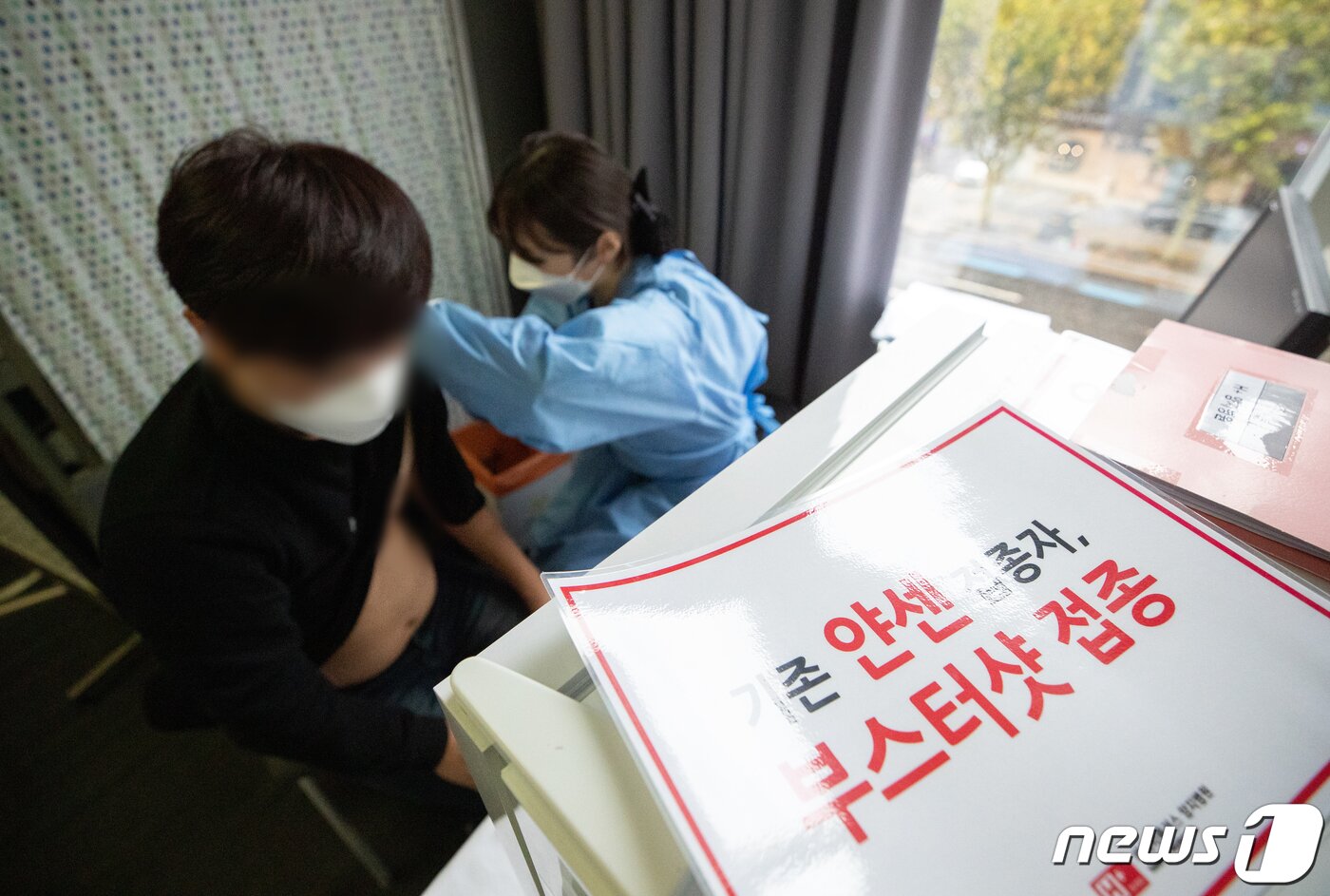 본문 이미지 - 얀센 백신 접종자를 대상으로 추가접종(부스터샷)이 진행되고 있는 8일 오전 서울 관악구 에이치플러스 양지병원에서 접종 대상자가 백신을 접종하고 있다./뉴스1 ⓒ News1 이재명 기자