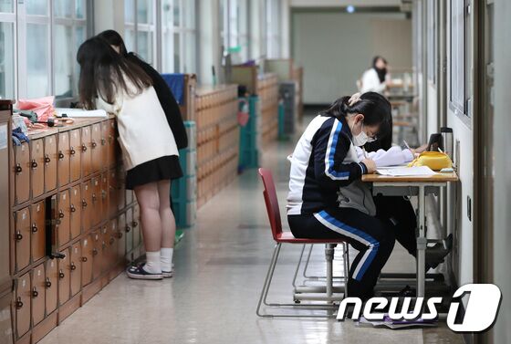2022학년도 대학수학능력시험이 열흘 앞으로 다가온 8일 오전 대전 서구 괴정고등학교에서 rh3 수험생들이 수능 준비를 하고 있다. 2021.11.8/뉴스1 © News1 김기태 기자