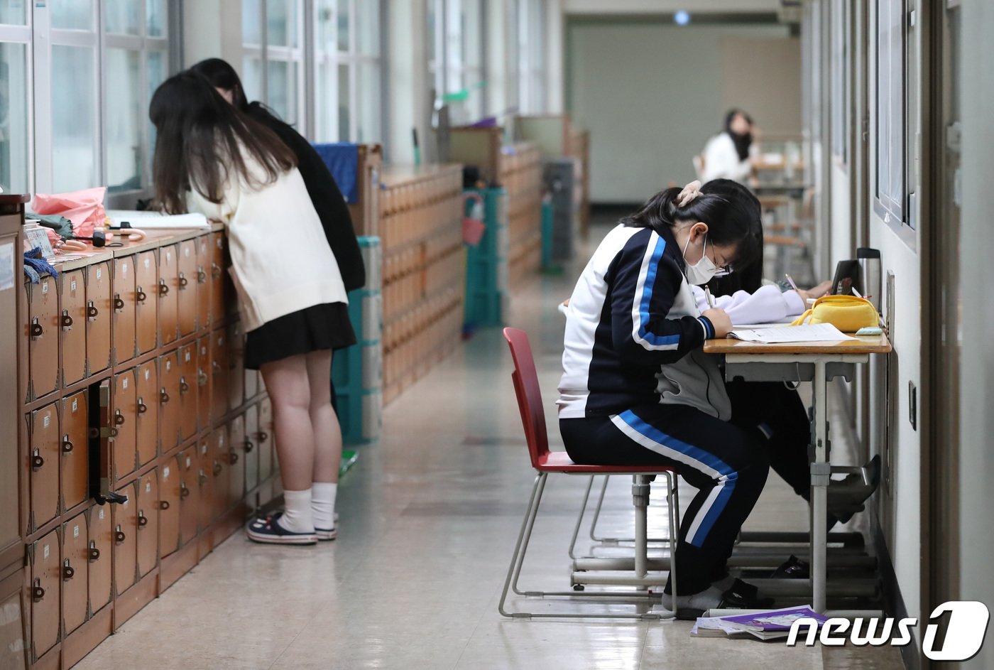 본문 이미지 - 2022학년도 대학수학능력시험이 열흘 앞으로 다가온 8일 오전 대전 서구 괴정고등학교에서 rh3 수험생들이 수능 준비를 하고 있다. 2021.11.8/뉴스1 ⓒ News1 김기태 기자