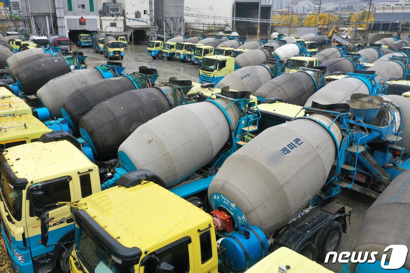 본문 이미지 - 8일 오전 경기도 안양시내 한 레미콘 공장에 요소수 부족으로 운행하지 못하는 차량들이 주차돼 있다. 2021.11.8/뉴스1 ⓒ News1 조태형 기자