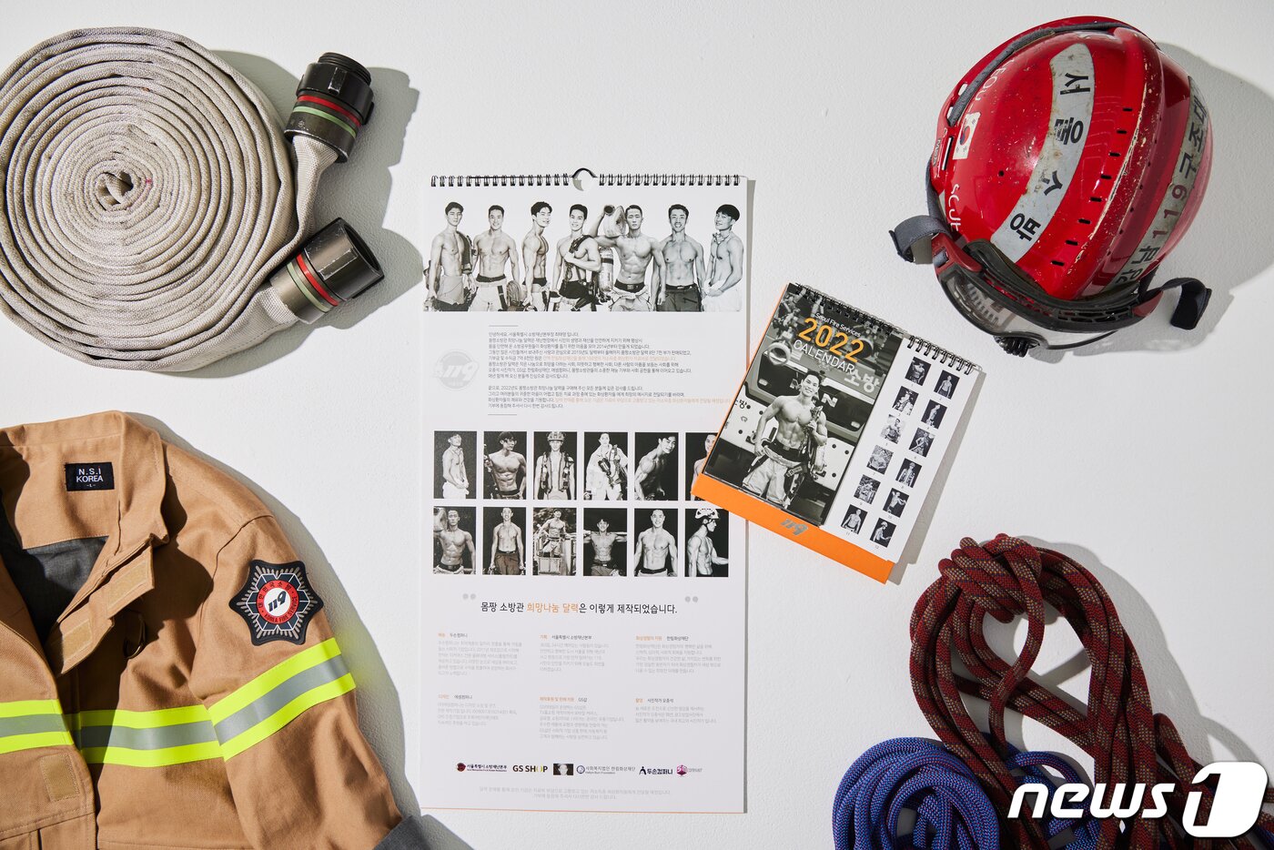 본문 이미지 - 서울시 소방재난본부는 '2022년도 몸짱소방관 희망 나눔 달력'을 소방의 날인 9일부터 판매 시작해 내년 1월19일까지 시민들에게 선보인다고 8일 밝혔다. 몸짱소방관 희망나눔달력 사업은 오중석 작가의 재능기부로 제작됐으며, 현직 소방관 17명이 참여했다. 달력 종류는 벽걸이용, 탁상용 두 가지로 판매 가격은 119 상징성을 담아 1부당 1만1900원이다. 한편 판매를 통한 수익금 전액은 사회복지법인 한림화상재단에 기부해 저소득 화상환자 치료·지원에 사용된다. (서울시 제공) 2021.11.8/뉴스1