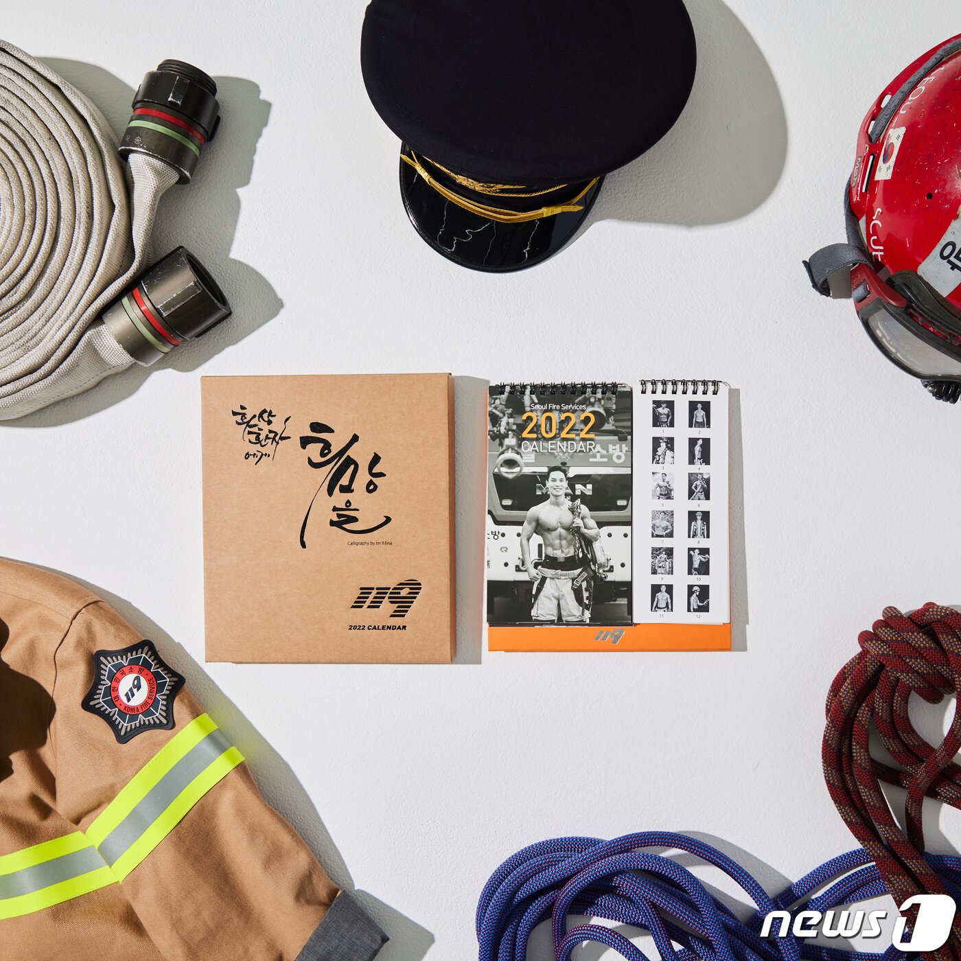 본문 이미지 - 서울시 소방재난본부는 '2022년도 몸짱소방관 희망 나눔 달력'을 소방의 날인 9일부터 판매 시작해 내년 1월19일까지 시민들에게 선보인다고 8일 밝혔다. 몸짱소방관 희망나눔달력 사업은 오중석 작가의 재능기부로 제작됐으며, 현직 소방관 17명이 참여했다. 달력 종류는 벽걸이용, 탁상용 두 가지로 판매 가격은 119 상징성을 담아 1부당 1만1900원이다. 한편 판매를 통한 수익금 전액은 사회복지법인 한림화상재단에 기부해 저소득 화상환자 치료·지원에 사용된다. (서울시 제공) 2021.11.8/뉴스1