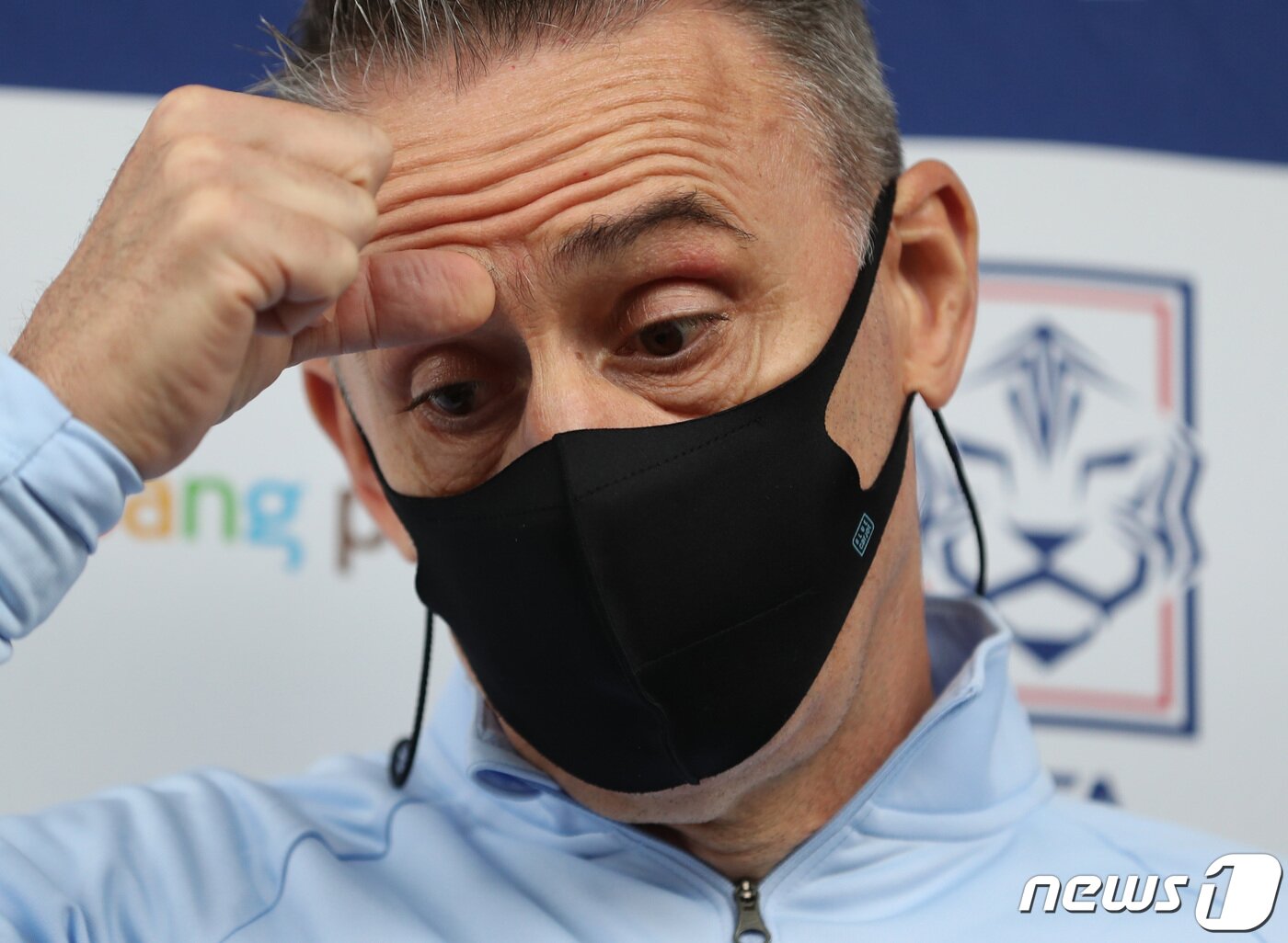 본문 이미지 - 축구대표팀 벤투 감독이 8일 경기 파주 축구국가대표트레이닝센터&#40;NFC&#41;에서 진행된 훈련에 앞서 인터뷰를 하고 있다. 2021.11.8/뉴스1 ⓒ News1 이성철 기자