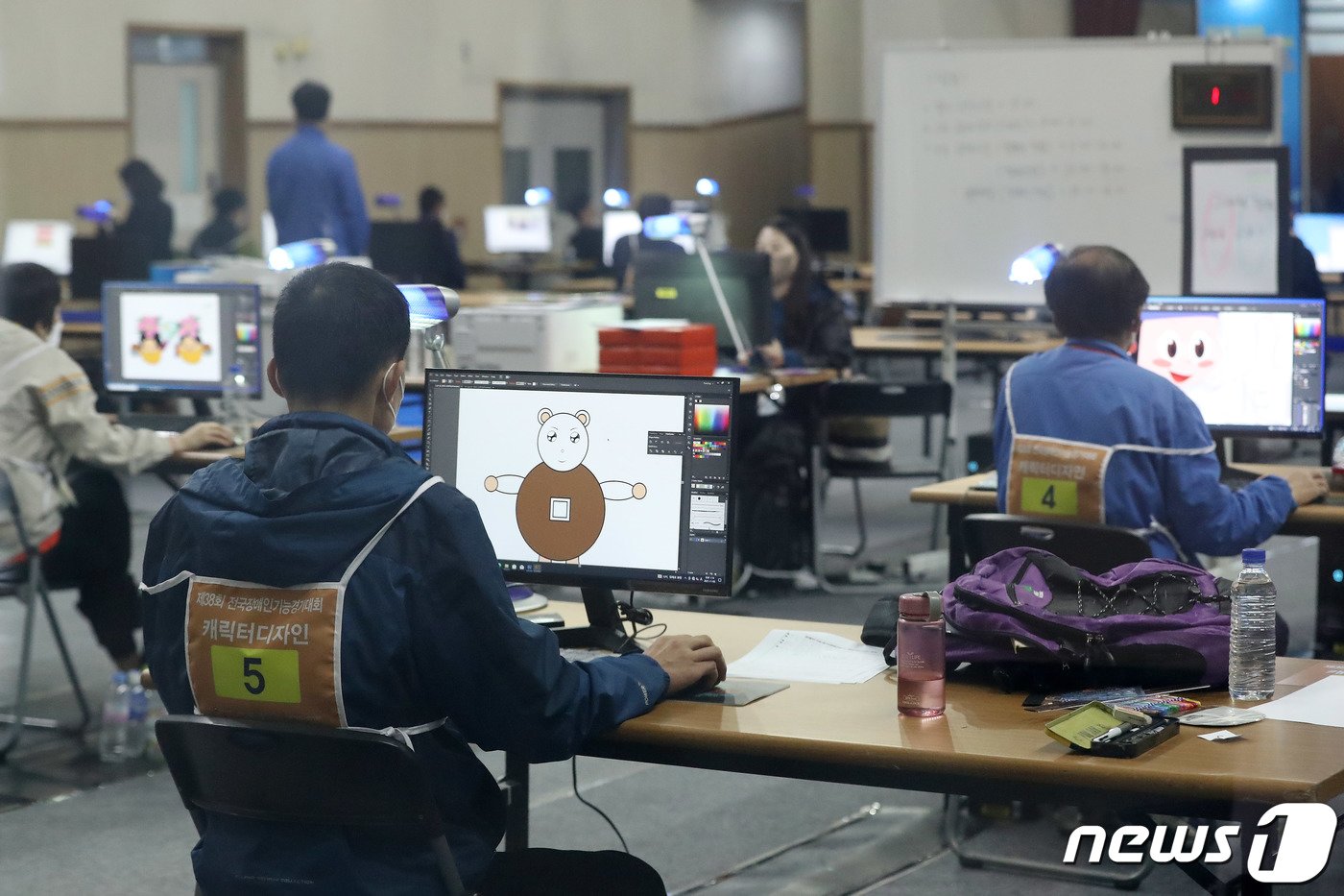 본문 이미지 - 전국 장애인 기능경기대회 캐릭터디자인 직종에 출전한 선수들이 나만의 캐릭터를 디자인하기 위해 집중하고 있다. ⓒ News1 공정식 기자