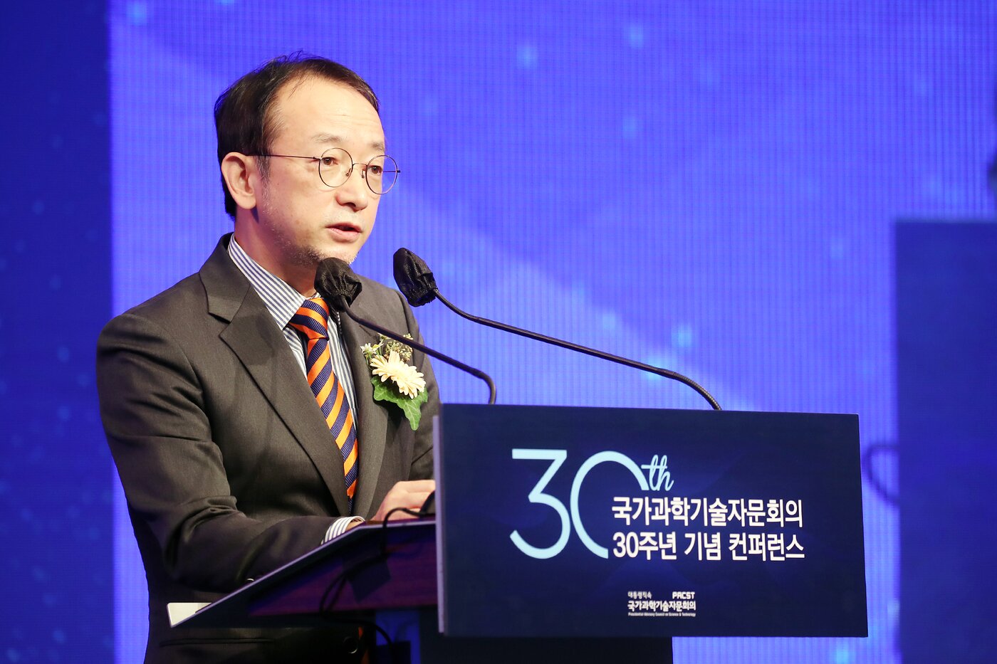 본문 이미지 - 염한웅 국가과학기술자문회의 부의장이 8일 오후 대한상공회의소에서 열린 과기자문회의 30주년 기념 컨퍼런스에 참석해 개회사를 하고 있다. (국가과학기술자문회의 제공) 2021.11.08 /뉴스1