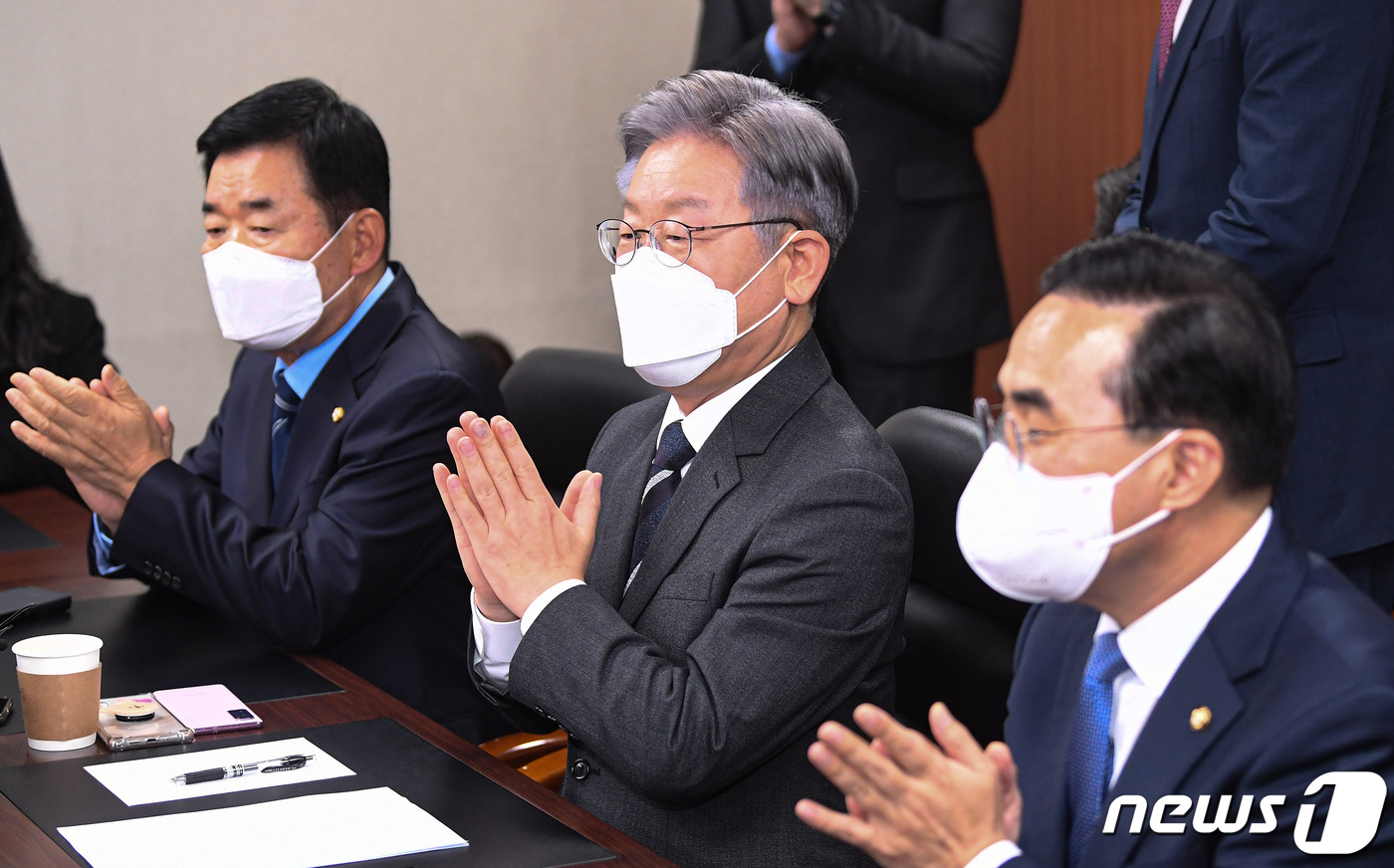 (서울=뉴스1) 국회사진취재단 = 이재명 더불어민주당 대선 후보가 8일 서울 종로구 한국기독교회관에서 한국교회총연합을 방문해 박수를 치고 있다. 2021.11.8/뉴스1