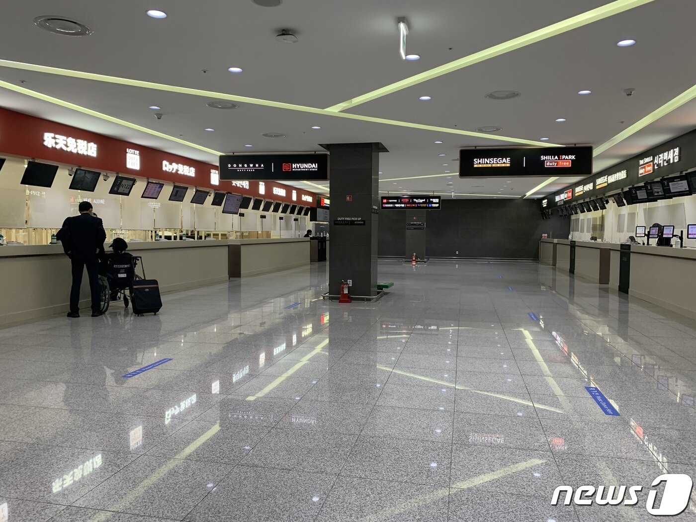 본문 이미지 - 인천국제공항 제2터미널 면세점 인도장 ⓒ 뉴스1 윤슬빈 기자