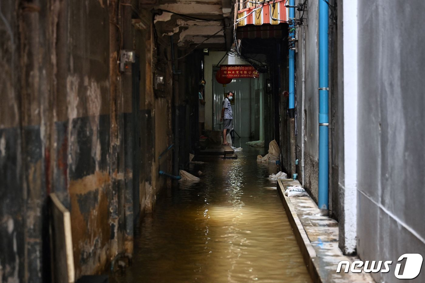 (방콕 AFP=뉴스1) 우동명 기자 = 8일 (현지시간) 폭우가 쏟아진 태국 방콕의 짜오프라야강 인근 저지대에 물에 잠긴 주택가 골목의 모습이 보인다.ⓒ AFP=뉴스1
