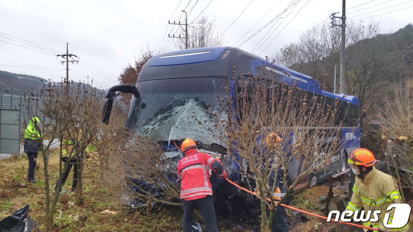 본문 이미지 - 리조트 통근버스·승용차 충돌(강원도소방본부 제공) 2021.11.9/뉴스1