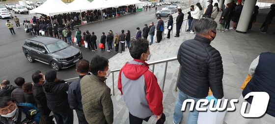 9일 전북 익산시 실내체육관 앞에 마련된 요소수 판매장이 요소수 구매를 위해 몰린 인파로 북적이고 있다. 2021.11.9/뉴스1 © News1 유경석 기자