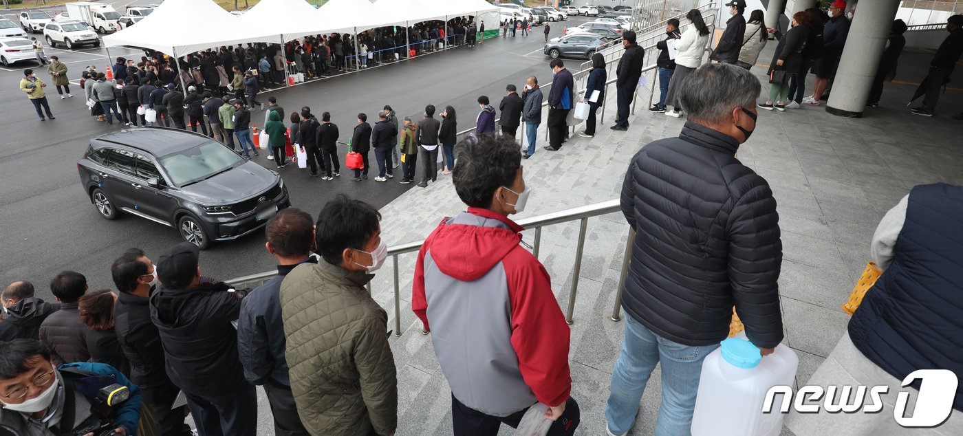본문 이미지 - 9일 전북 익산시 실내체육관 앞에 마련된 요소수 판매장이 요소수 구매를 위해 몰린 인파로 북적이고 있다. 2021.11.9/뉴스1 ⓒ News1 유경석 기자