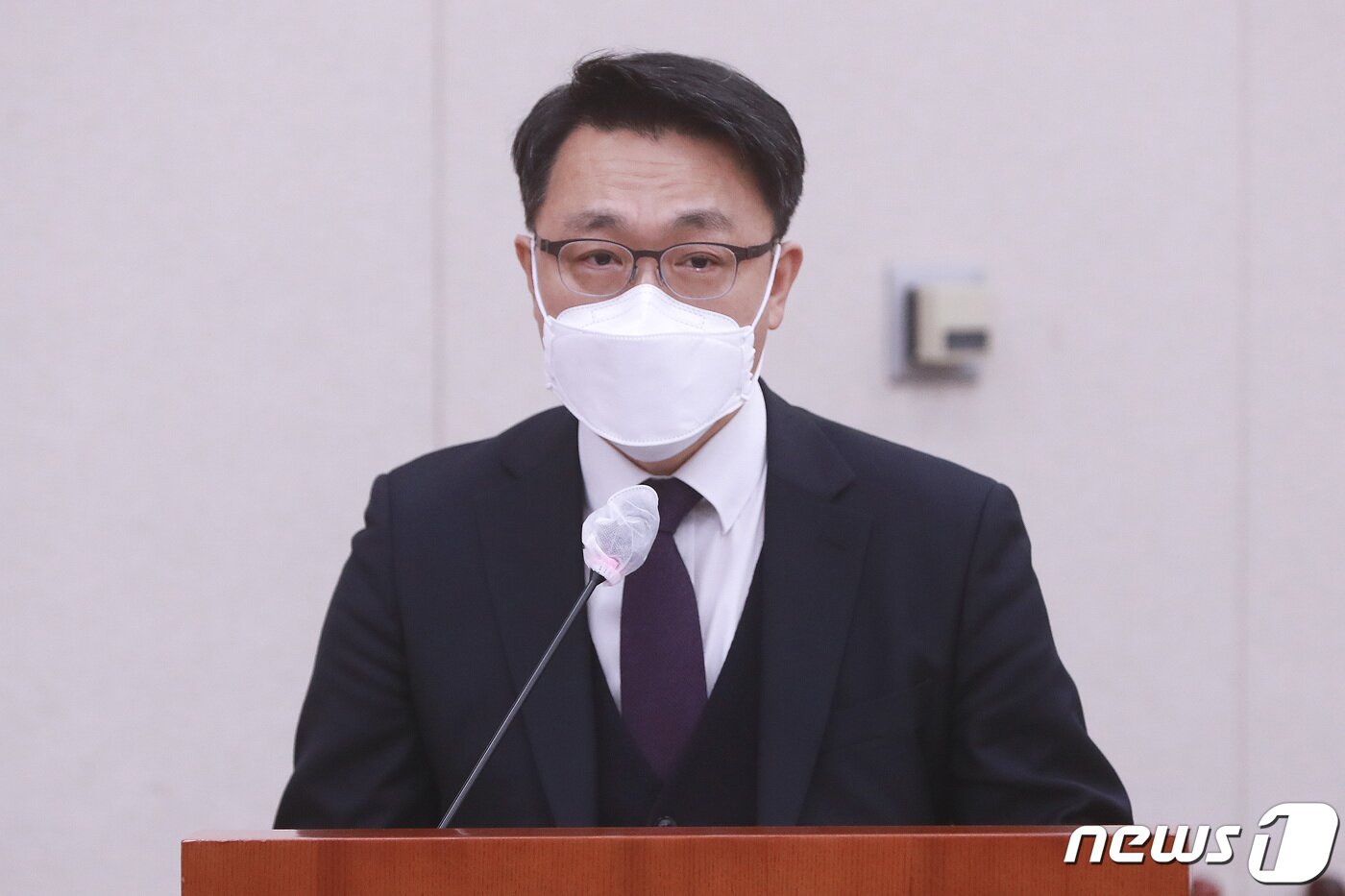 본문 이미지 - 김진욱 고위공직자범죄수사처장이 9일 오전 서울 여의도 국회에서 열린 법제사법위원회의 전체회의에서 2022년도 예산 및 기금운용계획안 제안설명을 하고 있다. 2021.11.9/뉴스1 ⓒ News1 이동해 기자