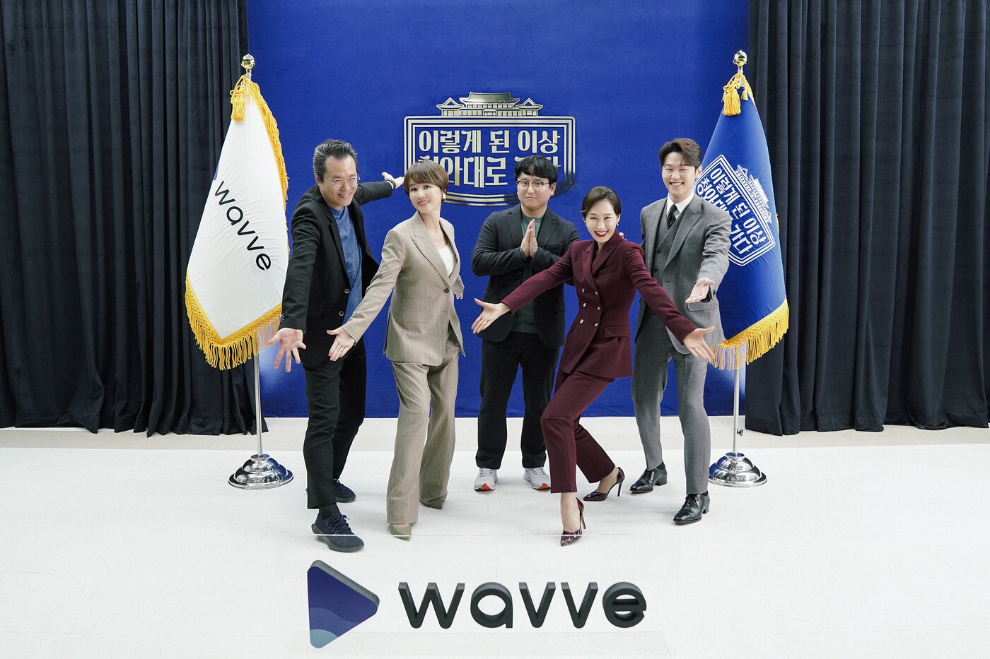 본문 이미지 - (왼쪽부터) 백현진, 김성령, 윤성호 감독, 배해선, 이학주/ 사진제공=웨이브 ⓒ 뉴스1