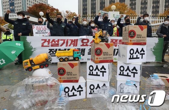 9일 오전 서울 종로구 정부서울청사 앞에서 민주노총 전국건설노동조합 회원들이 '건설기계 요소수 폭등사태 정부대책 촉구 기자회견'을 하고 있다. 이날 기자회견에서 참석자들은 요소수 공급 해결, 요소수 매점매석 규제 및 처벌, 요소수 부족으로 운행이 중지된 건설기계 노동자 구제방안 마련 등을 촉구했다. 2021.11.9/뉴스1 © News1 송원영 기자
