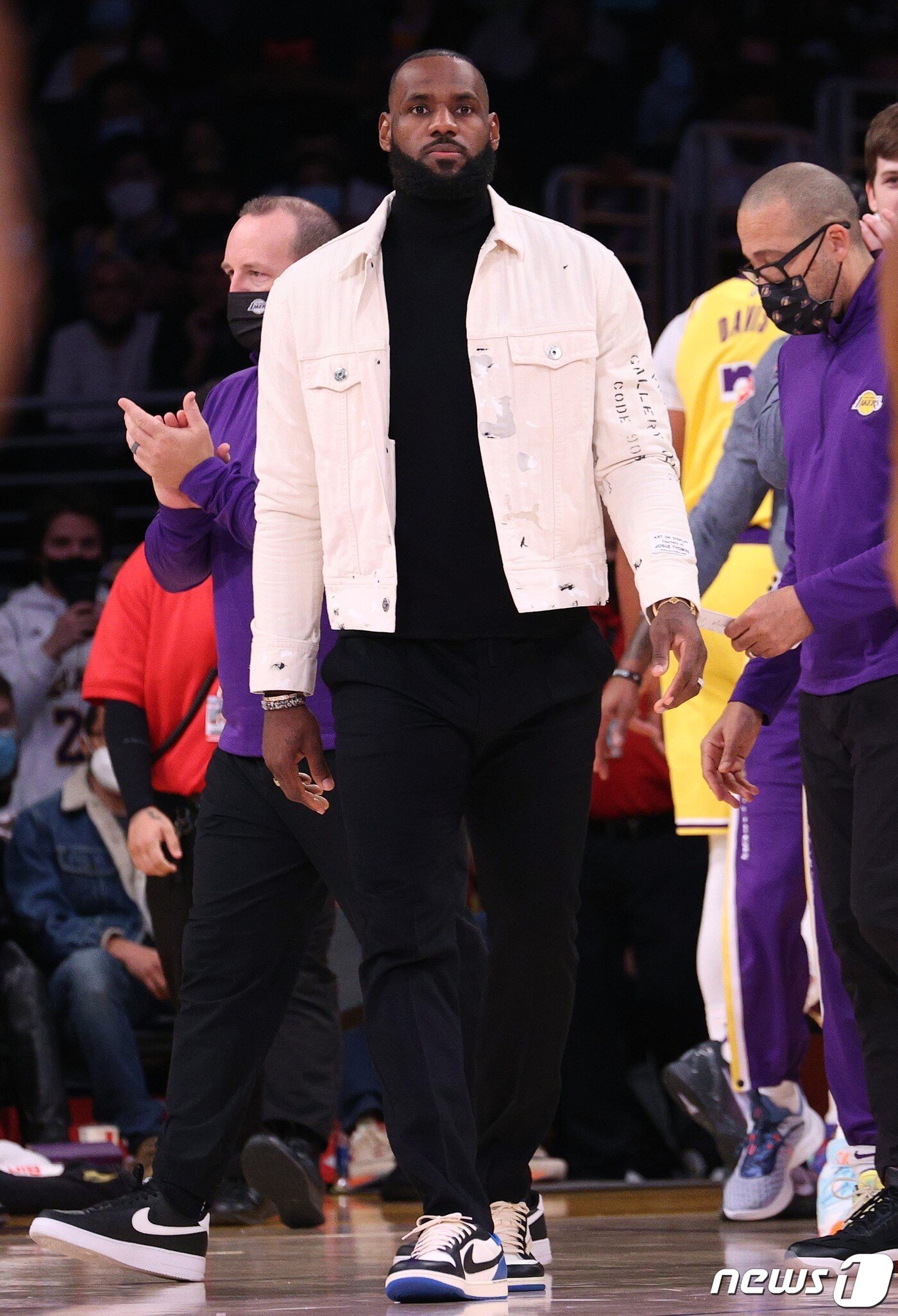 본문 이미지 - 사복을 입고 경기장을 찾은 LA 레이커스 르브론 제임스. ⓒ AFP=뉴스1