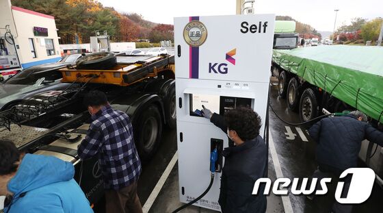 전국적으로 차량용 요소수 품귀현상이 지속되고 있는 9일 오후 경기도 용인시의 한 고속도로 휴게소 주유소에서 화물차 운전자가 요소수를 넣고 있다. 2021.11.9/뉴스1 © News1 김영운 기자