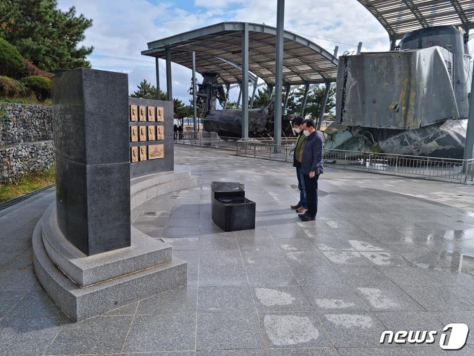본문 이미지 - 최원일 전 함장은 진수식에 참석하지 않고 구 천안함을 찾았다. ⓒ 최원일 전 함장 페이스북