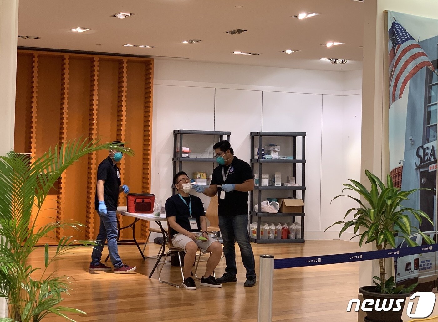 본문 이미지 - 괌 플라자(GUAM PLAZA) 내에 있는 '익스프레스 케어'(Express Care)에서 무료 PCR 검사를 받는 한국인 여행객의 모습ⓒ 뉴스1 윤슬빈 기자