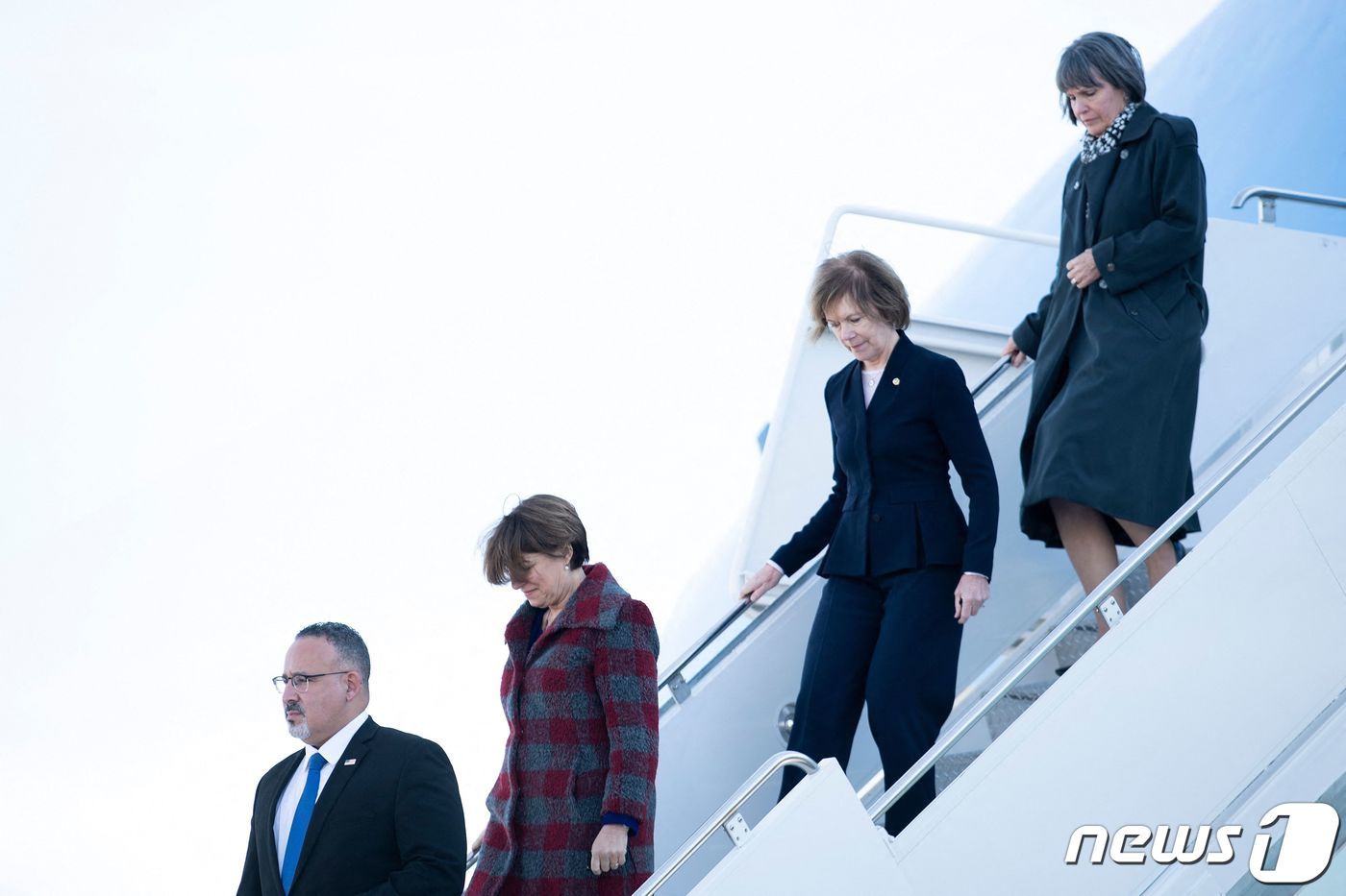 본문 이미지 - 미겔 카르도나 미국 교육장관과 에이미 클로버샤-티나 스미스 상원 의원, 베티 매콜럼 하원 의원이 30일 (현지시간) 미네소타주 로즈마운트에서 인프라 법안 홍보 연설을 하기 위해 도착한 미니애폴리스 세인트 폴 국제공항에서 조 바이든 대통령과 전용기를 내리고 있다. ⓒ AFP=뉴스1 ⓒ News1 우동명 기자