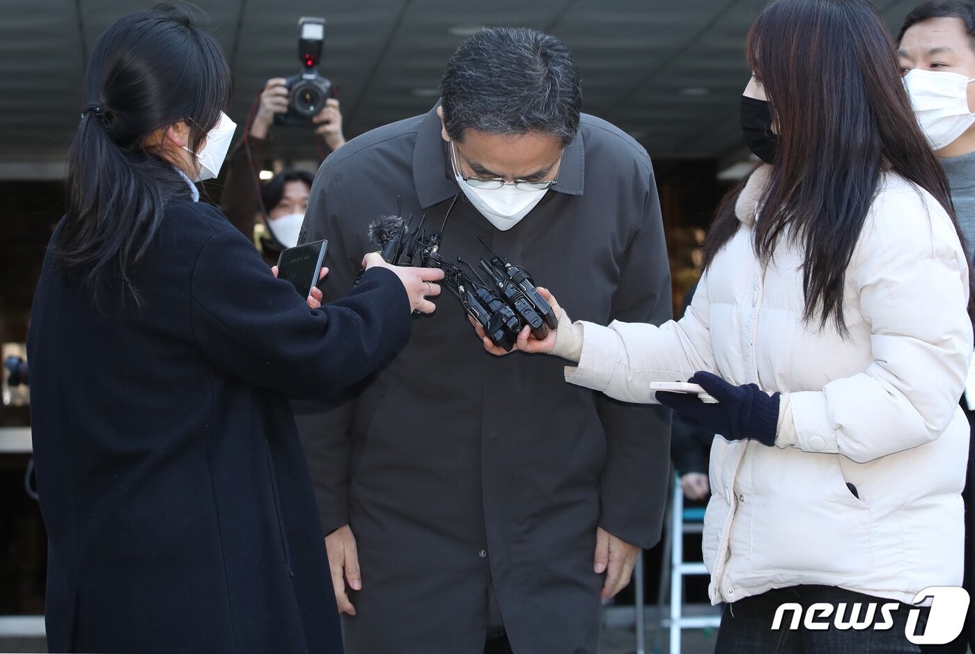 본문 이미지 - 대장동 개발 로비·특혜 의혹과 관련해 이른바 &#39;50억 클럽&#39;에 거론된 곽상도 전 의원이 1일 오후 서울 서초구 서울중앙지방법원에서 열린 구속 전 피의자심문&#40;영장실질심사&#41;를 마친 후 법정을 나서며 인사하고 있다. 전 의원의 구속 여부는 이르면 이날 오후 늦게 결정될 것으로 보인다. 2021.12.1/뉴스1 ⓒ News1 이재명 기자