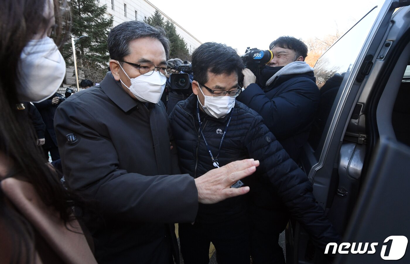 본문 이미지 - 대장동 개발 로비·특혜 의혹과 관련해 이른바 &#39;50억 클럽&#39;에 거론된 곽상도 전 의원이 1일 오후 서울 서초구 서울중앙지방법원에서 열린 구속 전 피의자심문&#40;영장실질심사&#41;를 마친 후 차량에 탑승하고 있다. 전 의원의 구속 여부는 이르면 이날 오후 늦게 결정될 것으로 보인다. 2021.12.1/뉴스1 ⓒ News1 이재명 기자