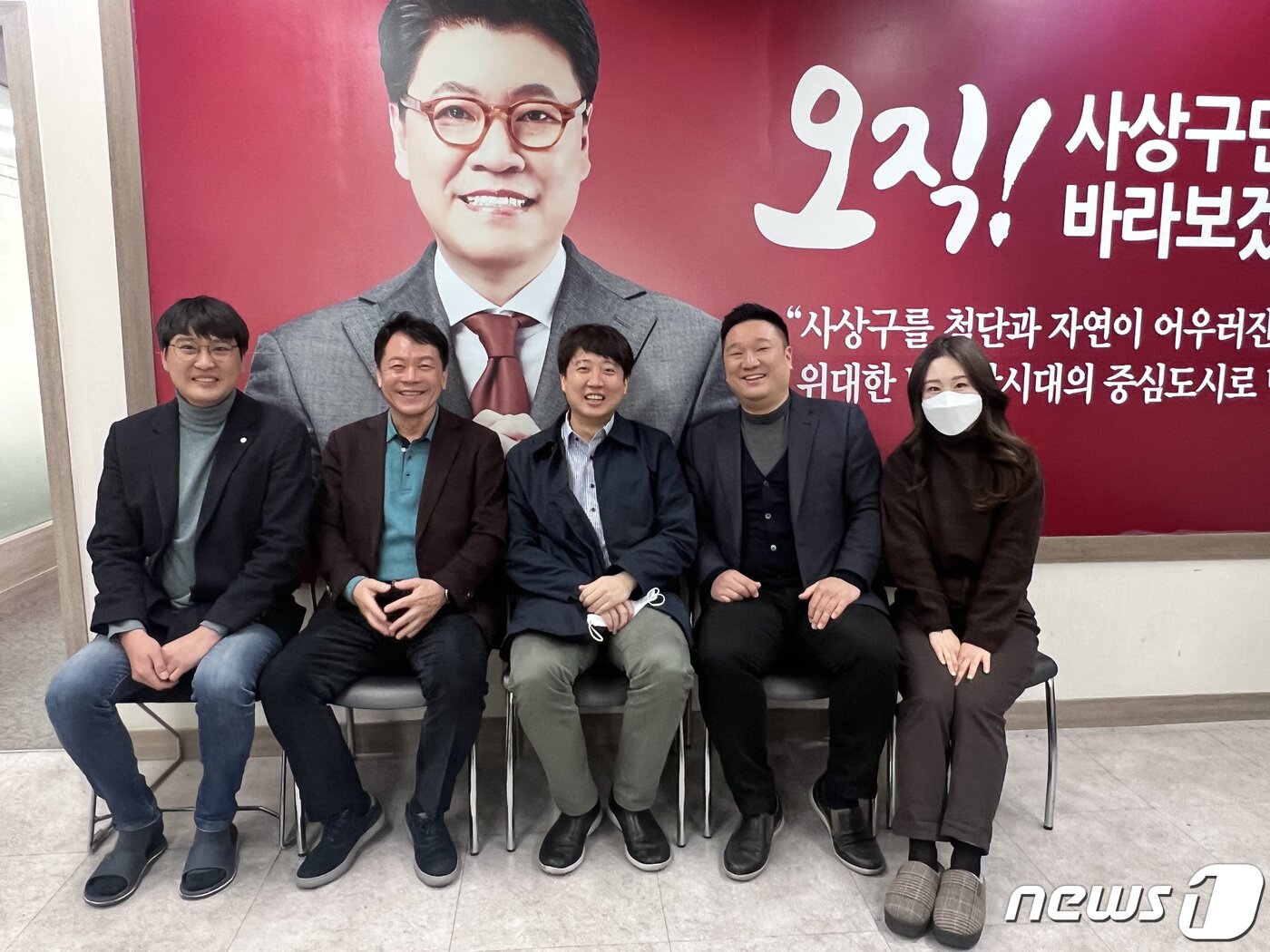 본문 이미지 - 이준석 국민의힘 대표가 지난해 12월1일 장제원 의원 지역구인 부산 사상구 사무실을 방문, 기념촬영을 하고 있다. (이준석 측 제공) 2021.12.1/뉴스1 ⓒ News1 임세영 기자