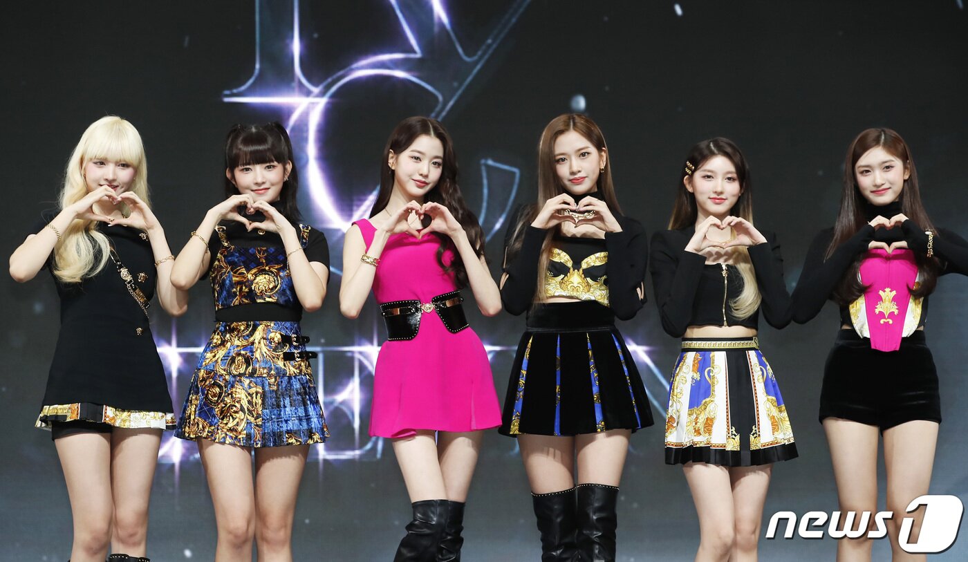 본문 이미지 - 그룹 아이브(IVE) 리즈(왼쪽부터), 레이, 장원영, 안유진, 가을, 이서가 1일 오후 서울 광진구 예스24 라이브홀에서 열린 첫 번째 싱글앨범 '일레븐(ELEVEN)' 데뷔 쇼케이스에 참석해 하트를 그리고 있다. ⓒ News1 권현진 기자