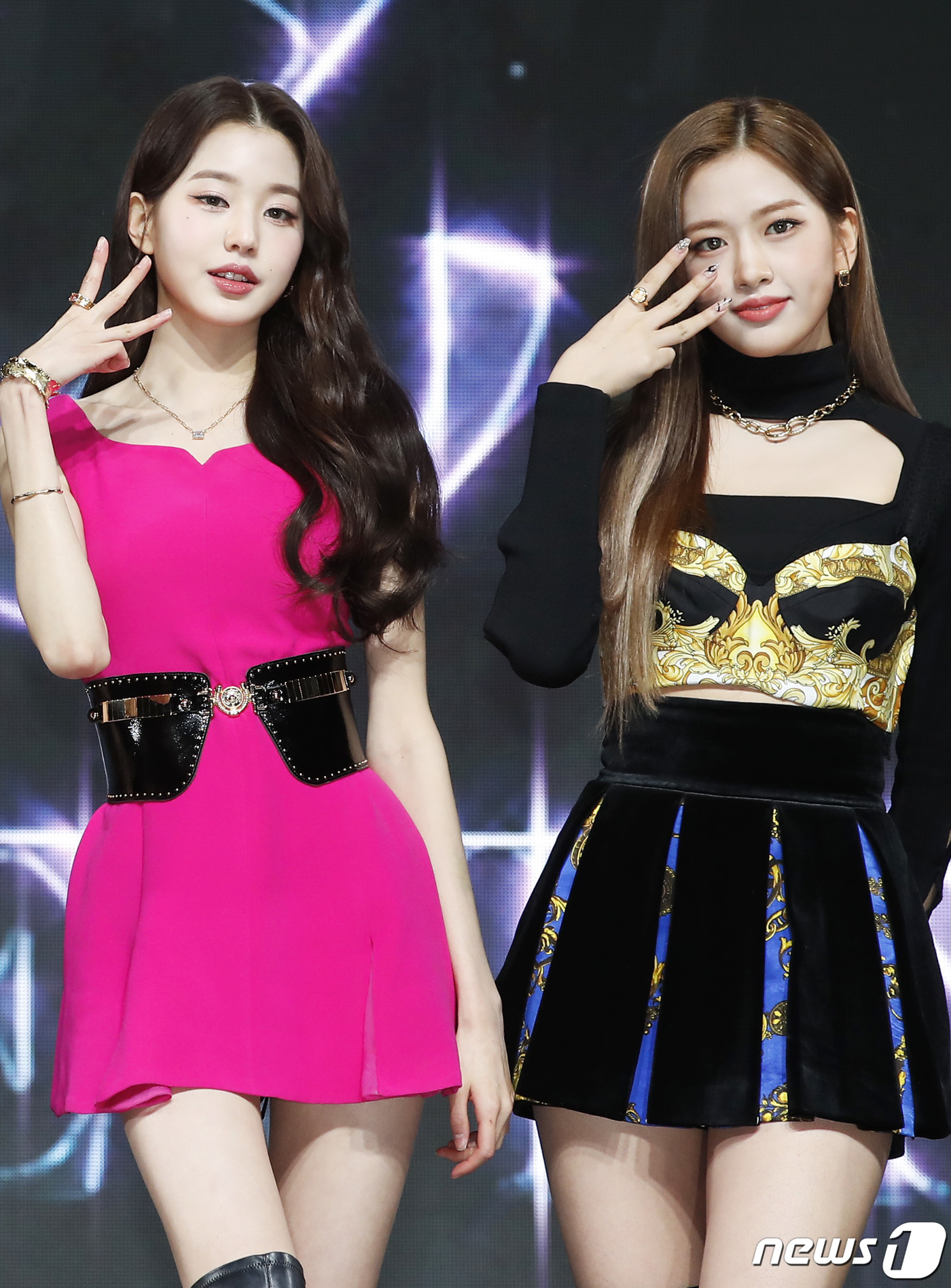 (서울=뉴스1) 권현진 기자 = 그룹 아이브(IVE) 장원영, 안유진이 1일 오후 서울 광진구 예스24 라이브홀에서 열린 첫 번째 싱글앨범 '일레븐(ELEVEN)' 데뷔 쇼케이스에 …