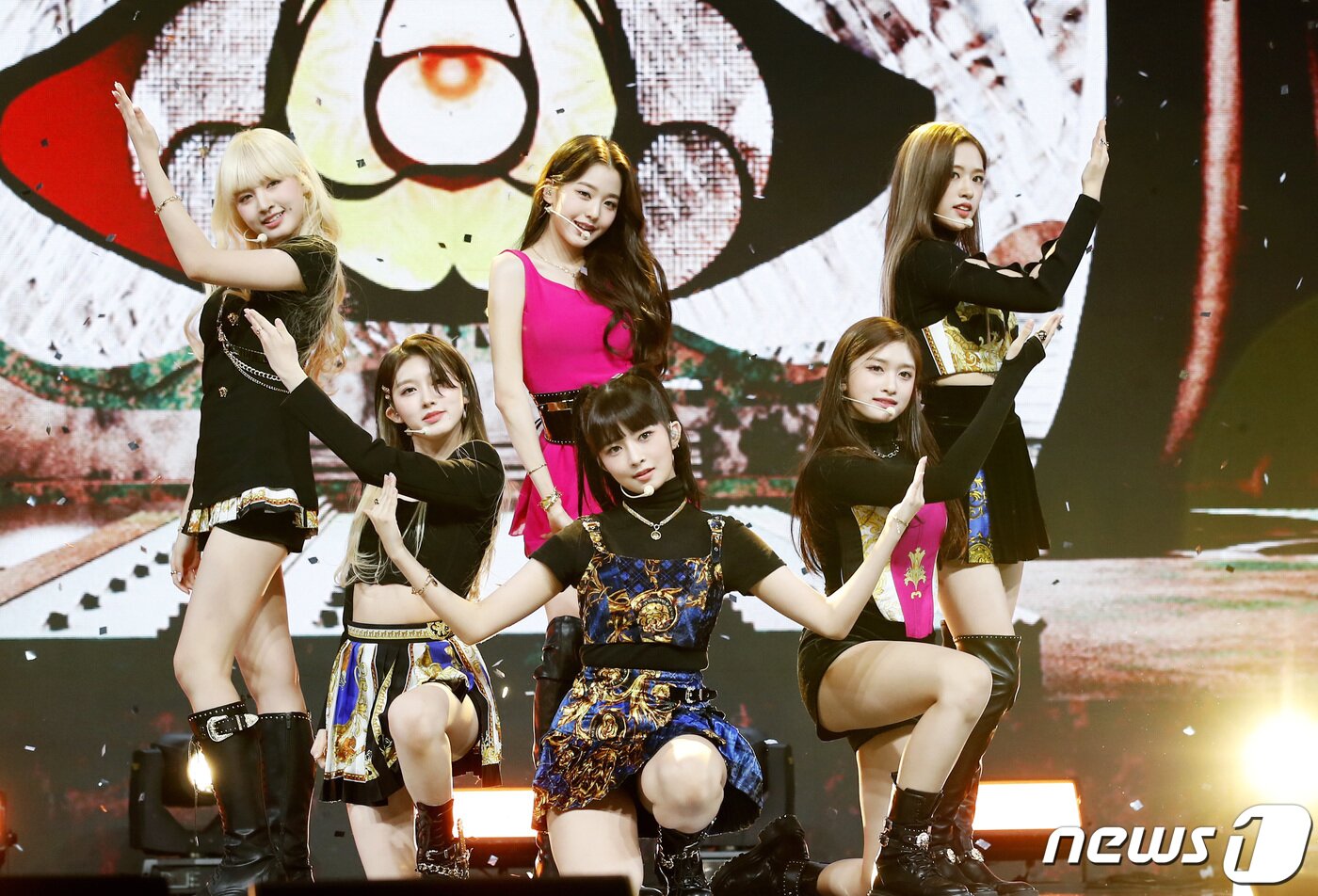 본문 이미지 - 그룹 아이브(IVE) 리즈 레이, 장원영, 안유진, 가을, 이서가 1일 오후 서울 광진구 예스24 라이브홀에서 열린 첫 번째 싱글앨범 '일레븐(ELEVEN)' 데뷔 쇼케이스에 참석해 신곡을 선보이고 있다.  ⓒ News1 권현진 기자