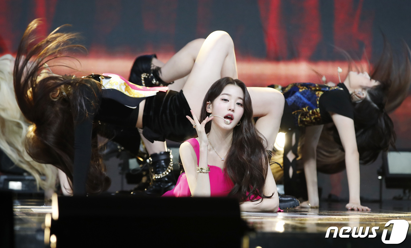 (서울=뉴스1) 권현진 기자 = 그룹 아이브(IVE) 장원영이 1일 오후 서울 광진구 예스24 라이브홀에서 열린 첫 번째 싱글앨범 '일레븐(ELEVEN)' 데뷔 쇼케이스에 참석해 …